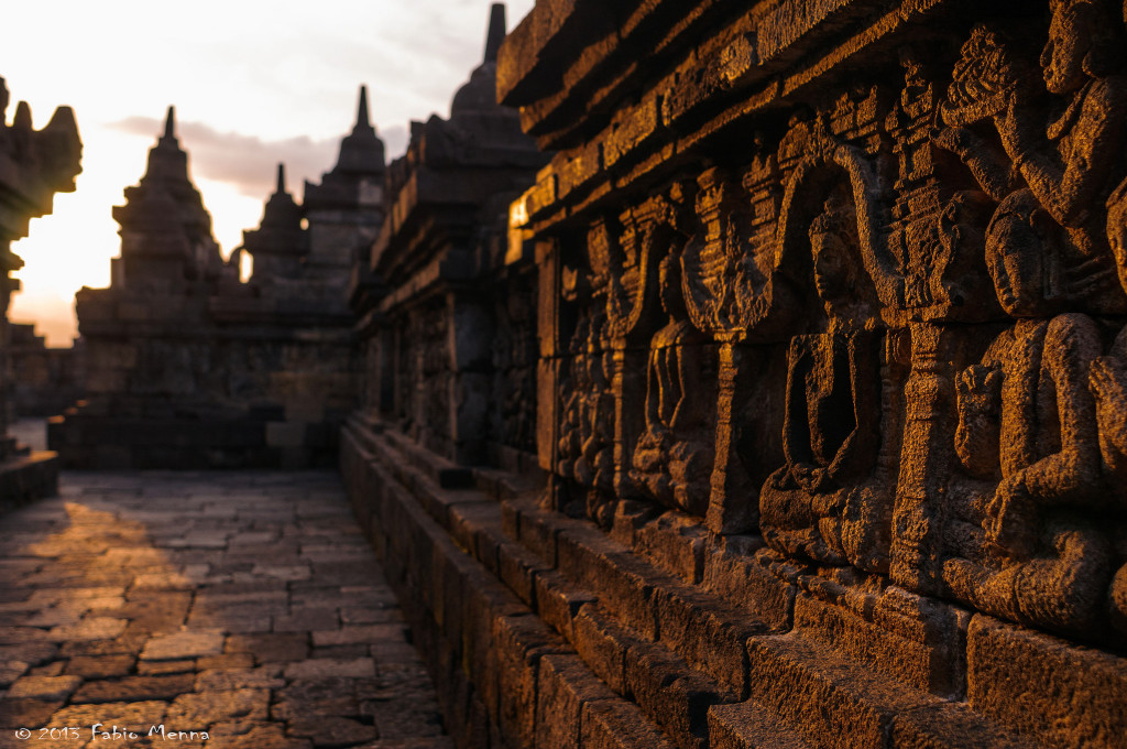 Vẻ đẹp của Borobudur được ví như đóa sen rực rỡ nổi giữa lòng hồ. Borobudur có kiến trúc, hình dáng và cảnh quan khác xa những đền thờ truyền thống của Indonesia. Ảnh: Fabio Menna